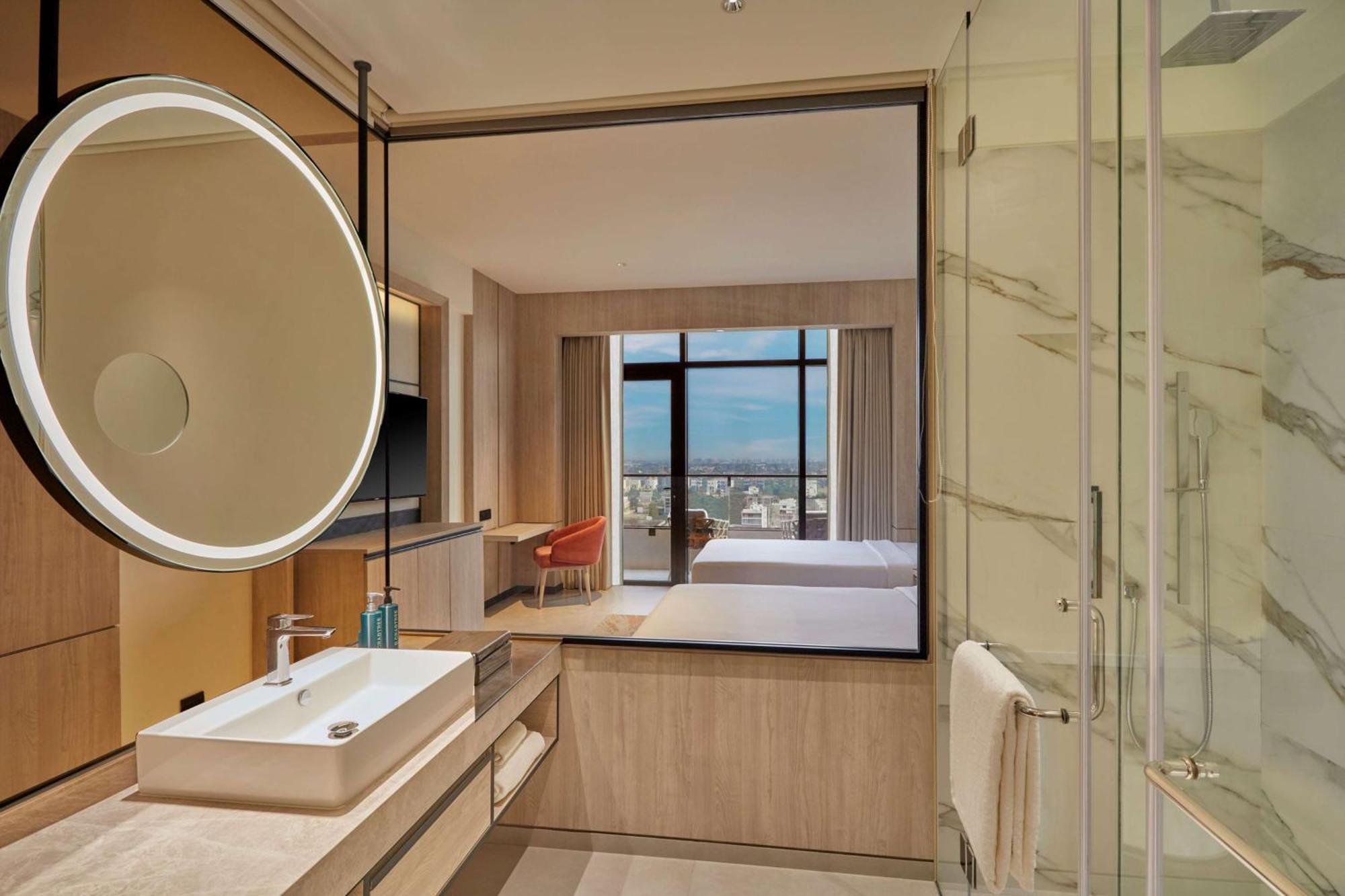 Hilton Gurugram Baani City Centre คูร์เคาน์ ภายนอก รูปภาพ