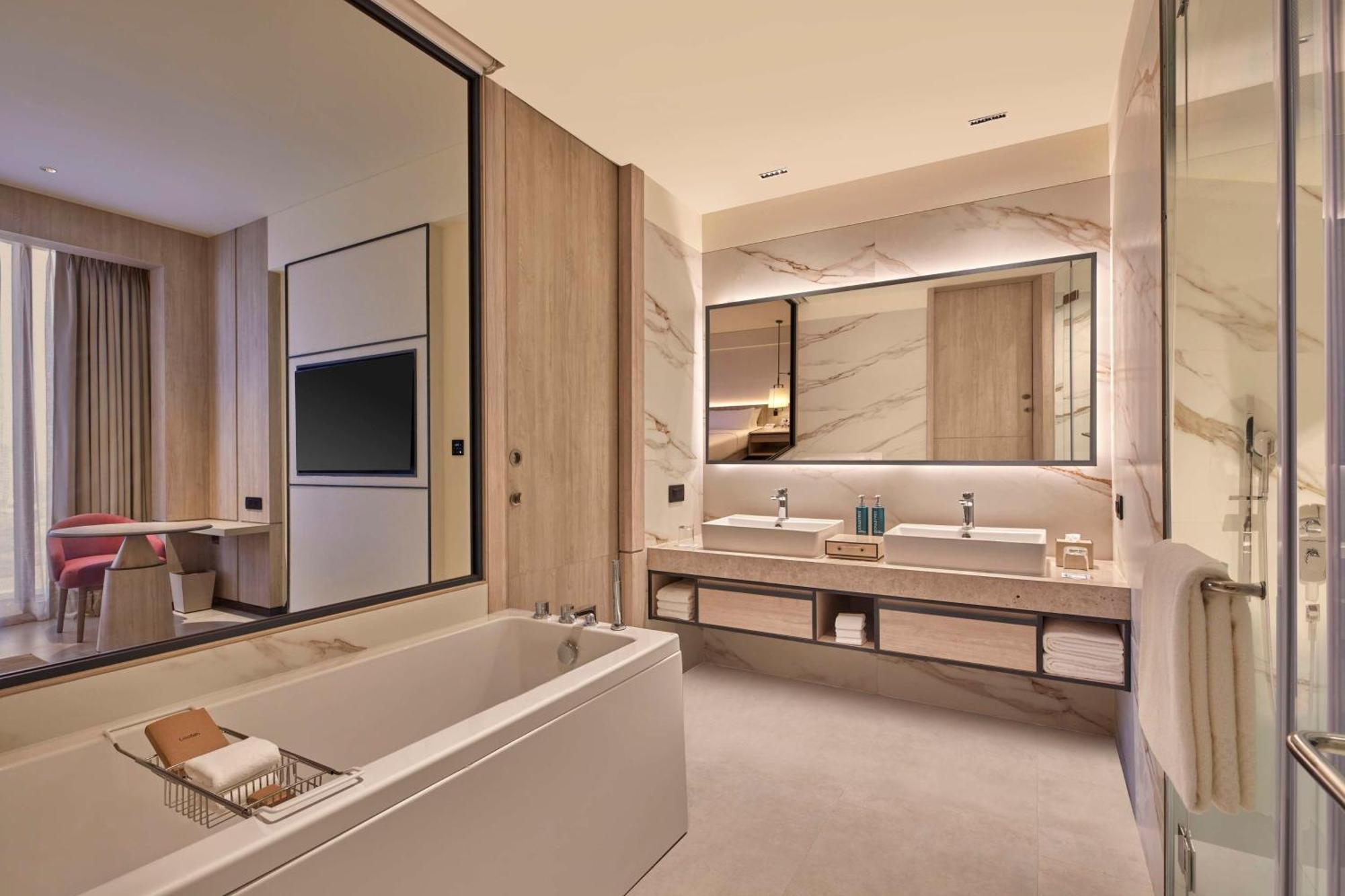 Hilton Gurugram Baani City Centre คูร์เคาน์ ภายนอก รูปภาพ