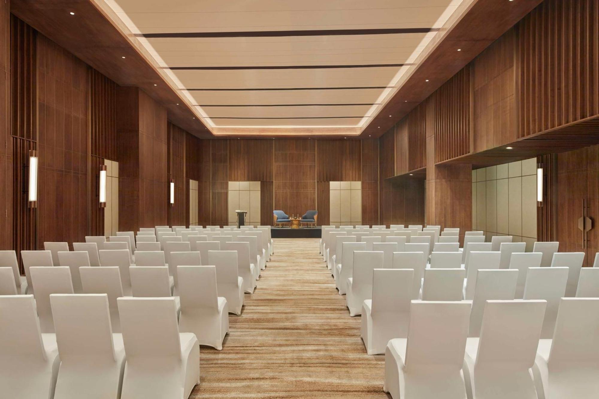 Hilton Gurugram Baani City Centre คูร์เคาน์ ภายนอก รูปภาพ