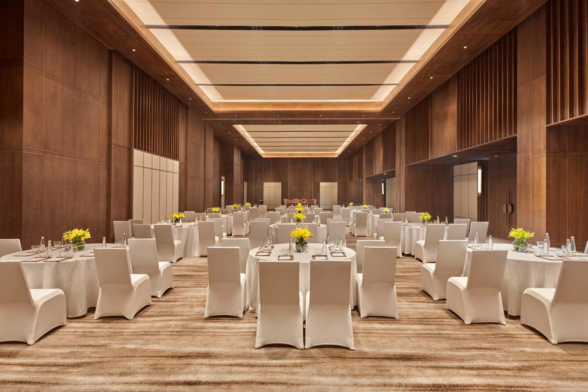 Hilton Gurugram Baani City Centre คูร์เคาน์ ภายนอก รูปภาพ
