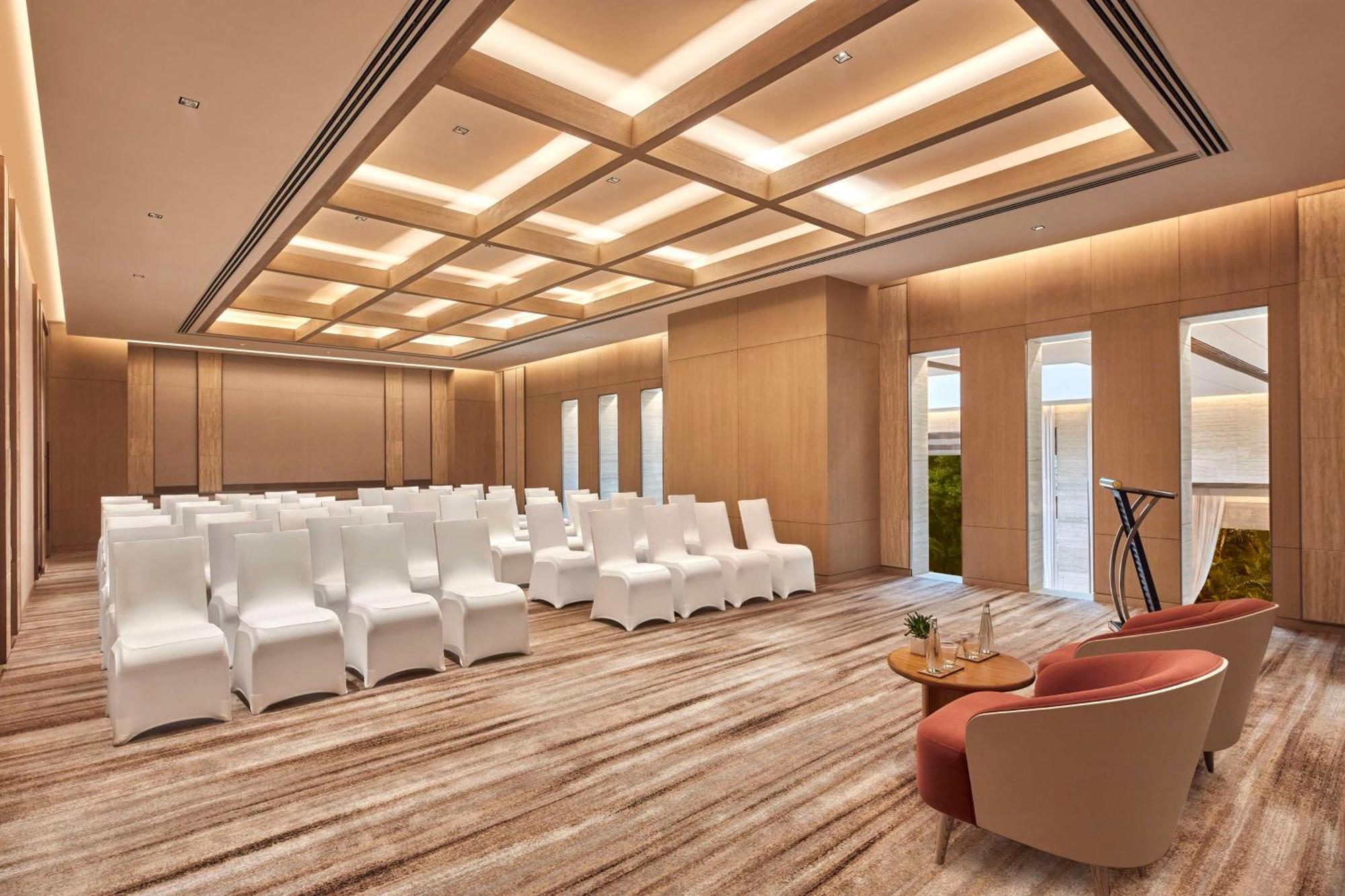 Hilton Gurugram Baani City Centre คูร์เคาน์ ภายนอก รูปภาพ