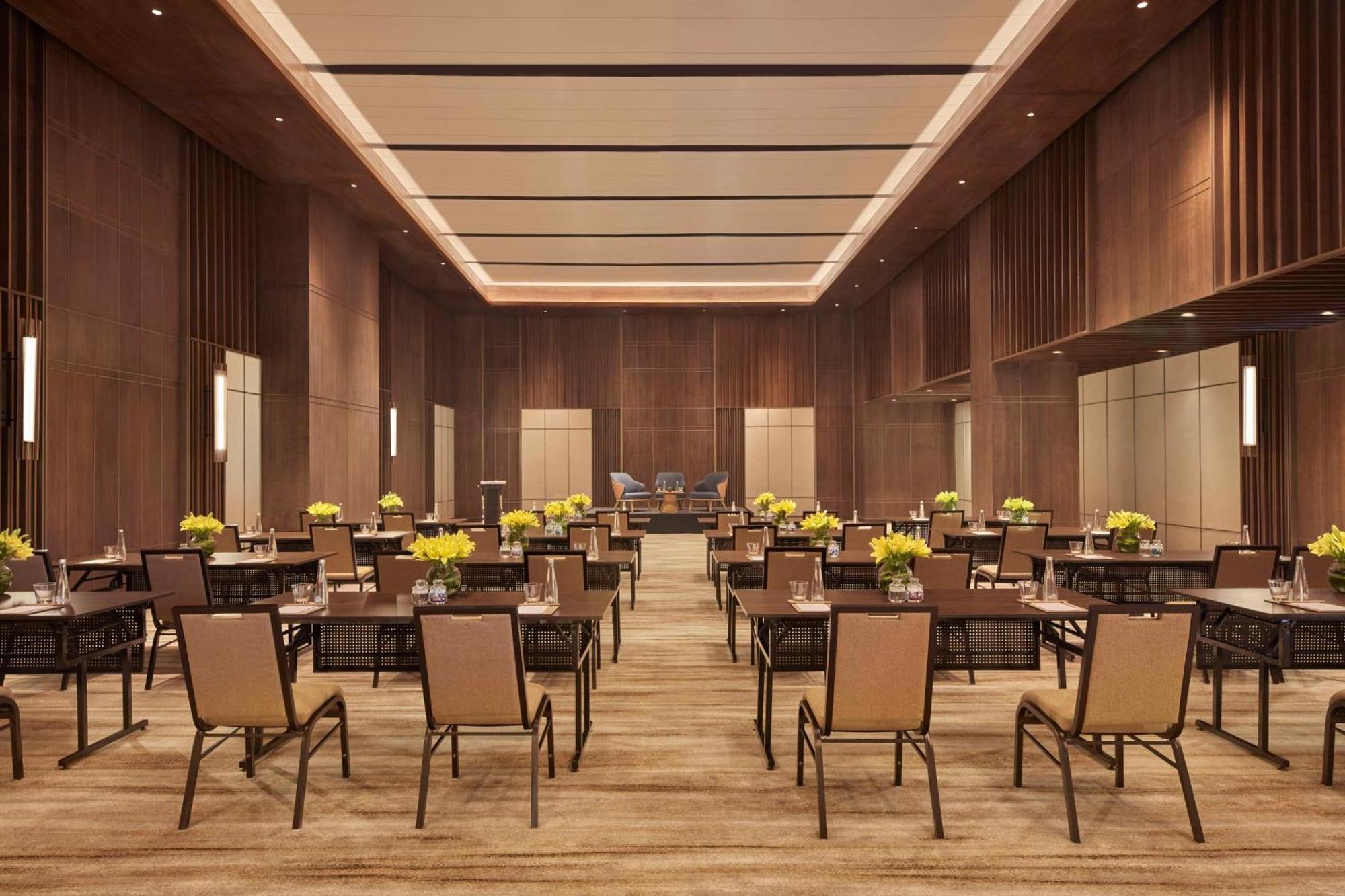 Hilton Gurugram Baani City Centre คูร์เคาน์ ภายนอก รูปภาพ