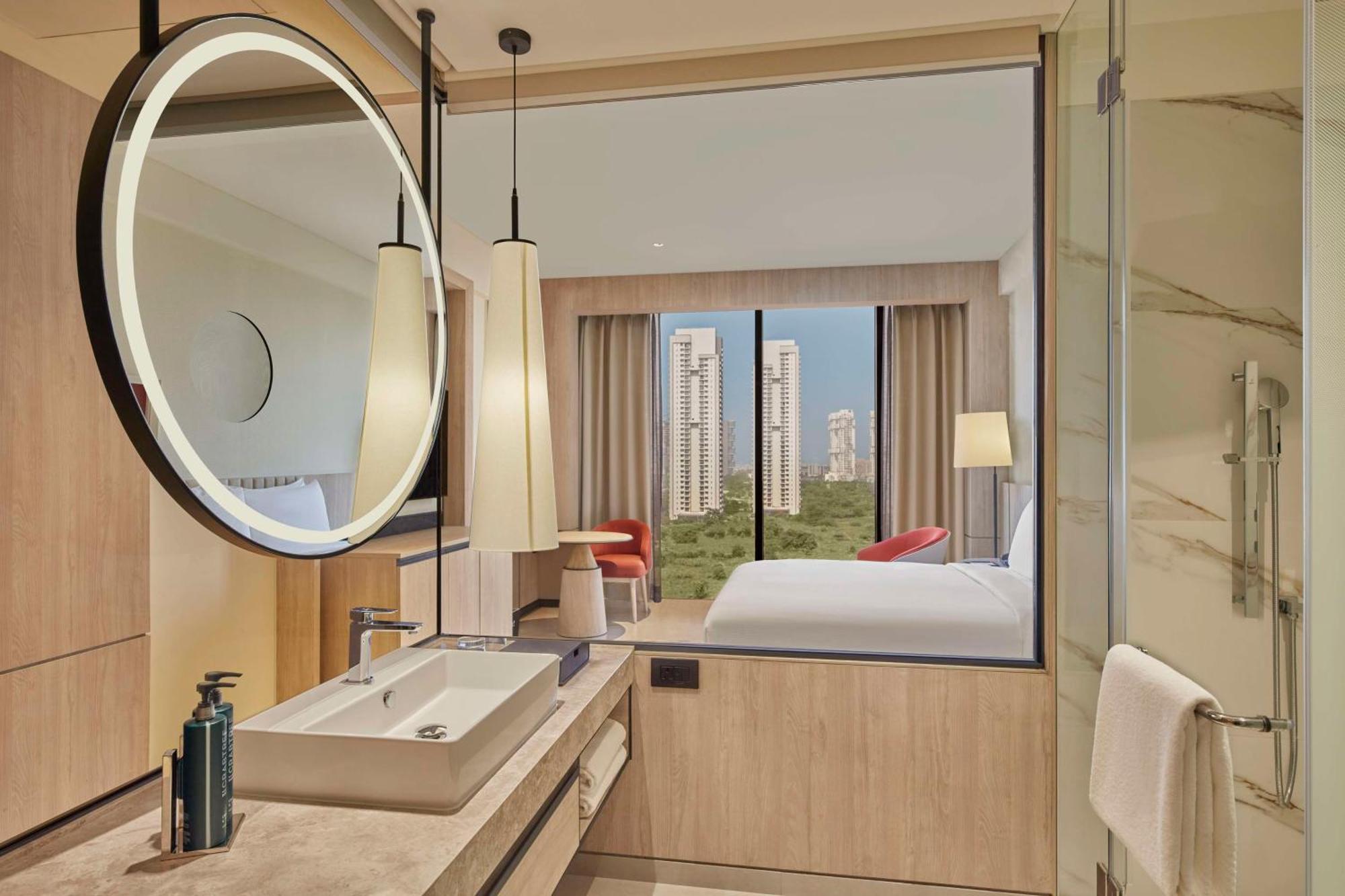 Hilton Gurugram Baani City Centre คูร์เคาน์ ภายนอก รูปภาพ