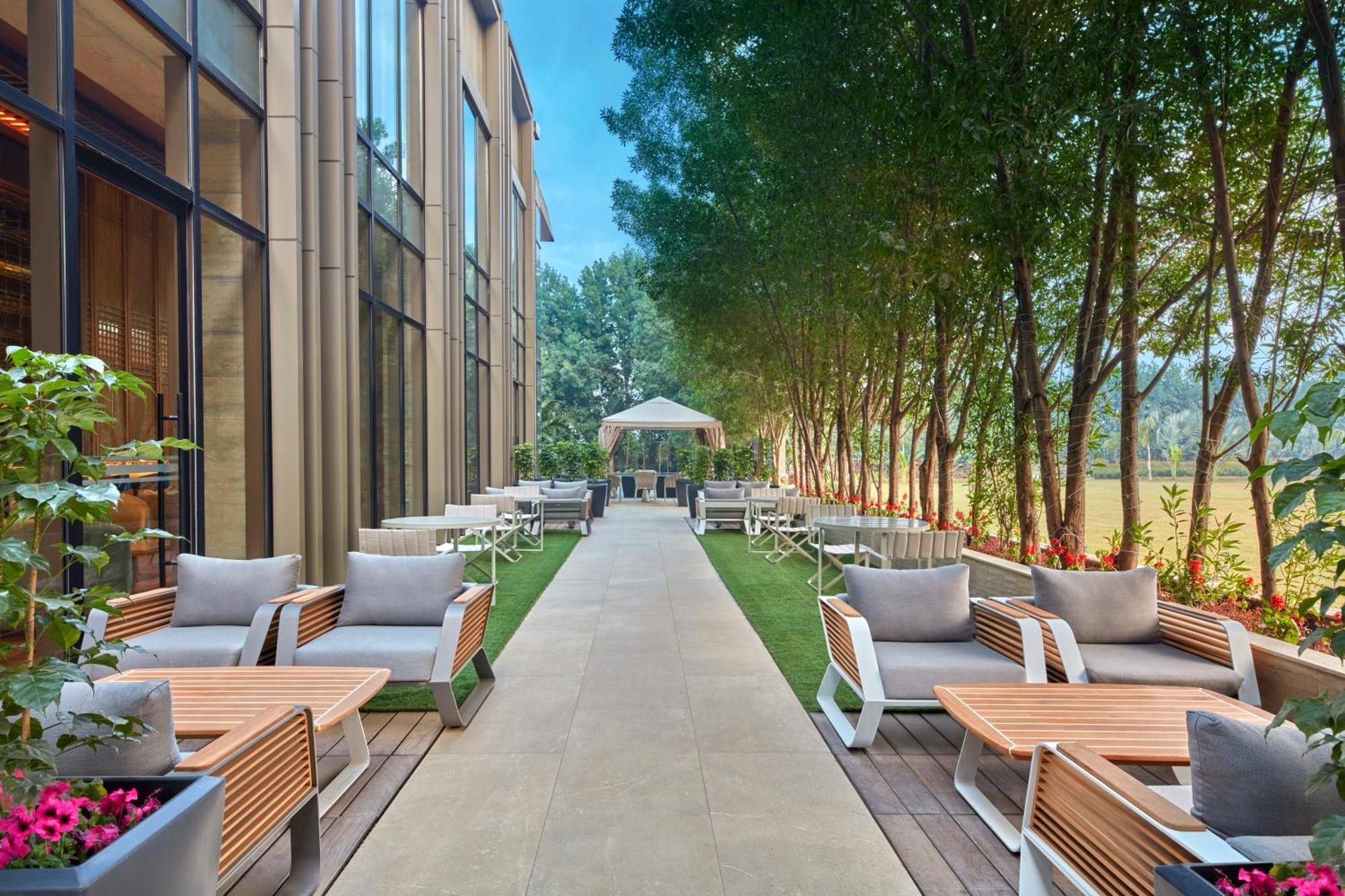 Hilton Gurugram Baani City Centre คูร์เคาน์ ภายนอก รูปภาพ